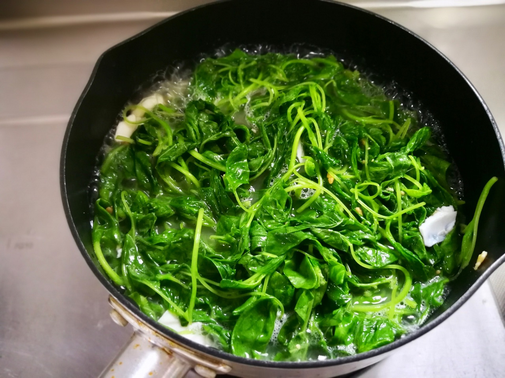 上汤米西 以前多是用皮蛋来做上汤菜的,这次换成了咸鸭蛋.