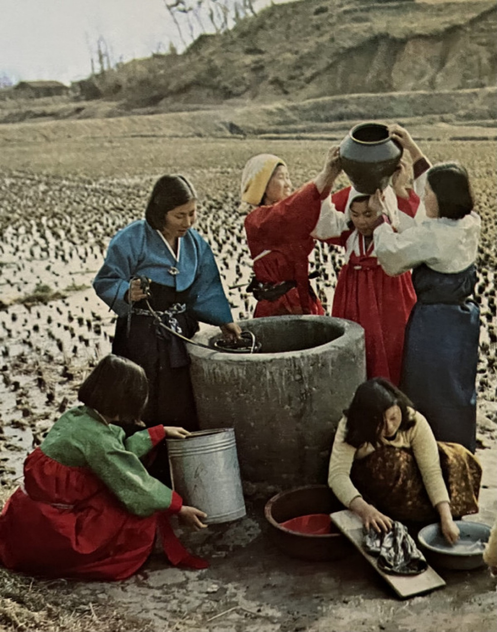 老照片1971年,大韩民国农村水井洗衣服的妇女,此时的朝鲜生活比韩国要