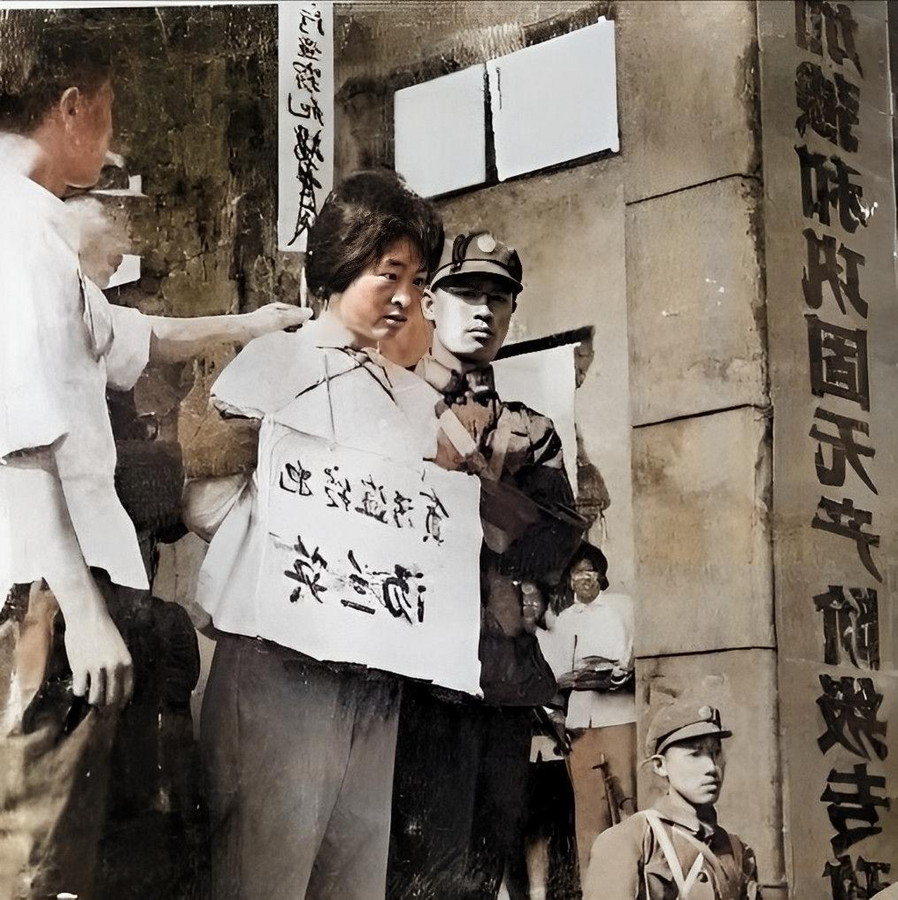 一张1977年汤兰英被处决的真实照片显示,她双膝跪地,胸前挂着一块木牌