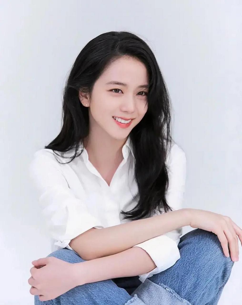 金智秀身穿素雅的白衬衫,营造出柔和的氛围,容光焕发的美丽容颜,加之