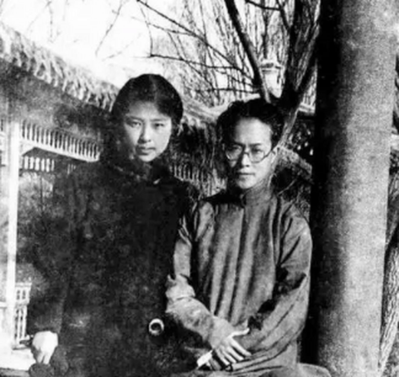 1928年,26岁的沈从文给他的学生张兆和写情书:我爱你的灵魂,更爱你的