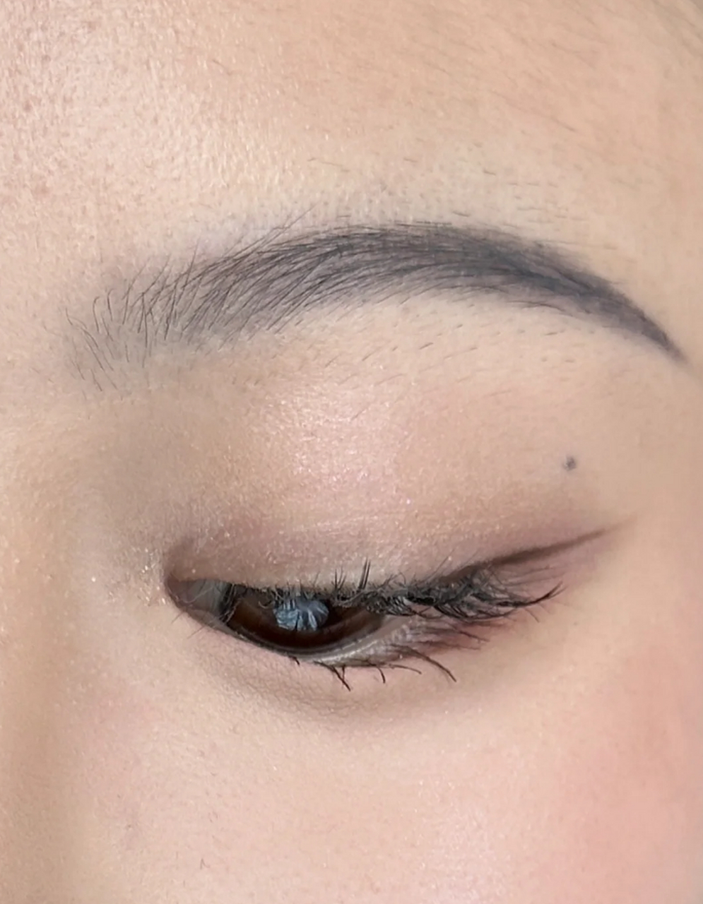 鞠式无辜眼妆的特点是倒三角形的眼影,让眼睛看起来更加明亮有神.