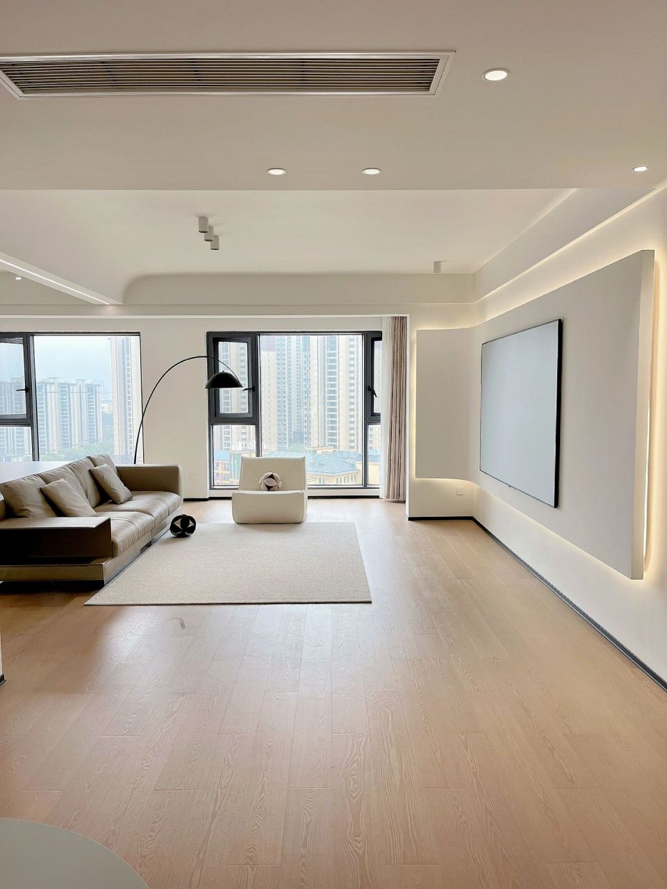 果然,装修越简单越显家大 全屋木地板通铺  瓷砖代替门槛石 全屋大白