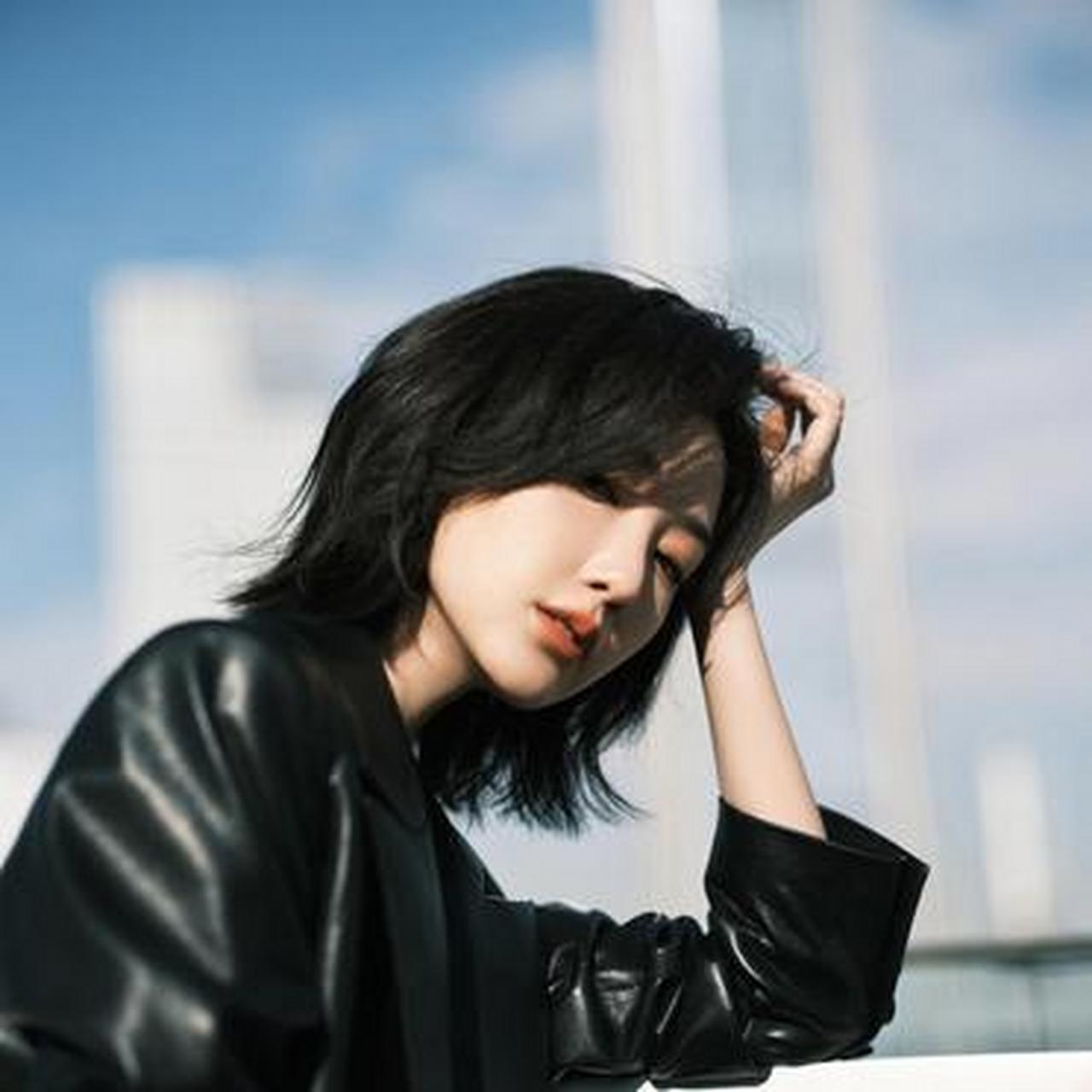 时尚丨美妆丨穿搭丨潮流 毛晓彤身穿黑色皮衣搭配黑色皮裙,气质优雅