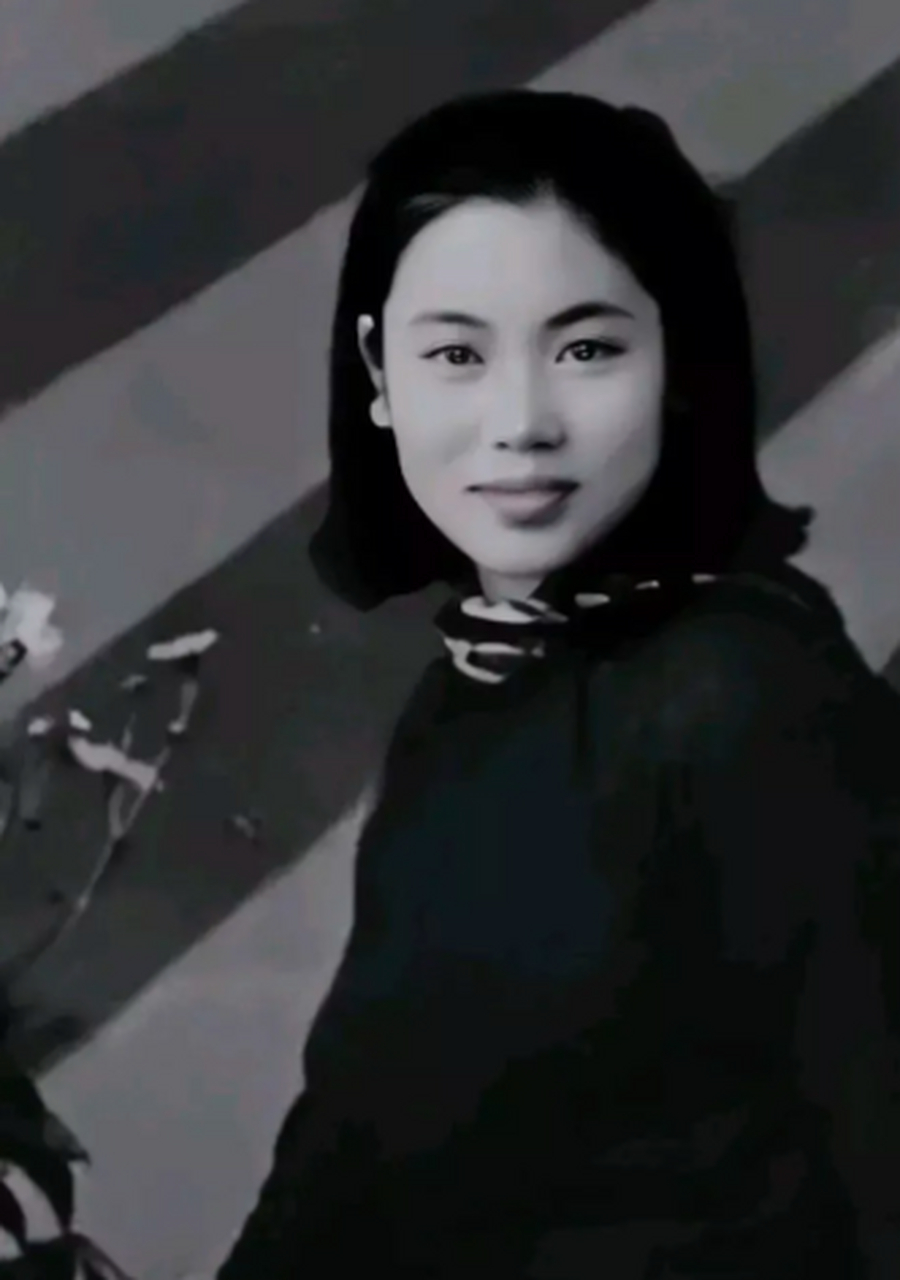 豫剧大师常香玉年轻时的照片,可以用绝美来形容,她不仅唱得好,更是位