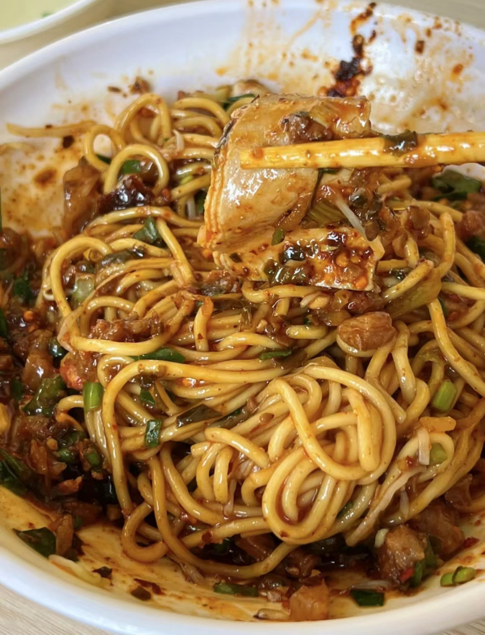 云南味|鲜辣微甜的滇味卤面 浓浓汤汁裹满面条,帽子浇头粒粒分明的滇