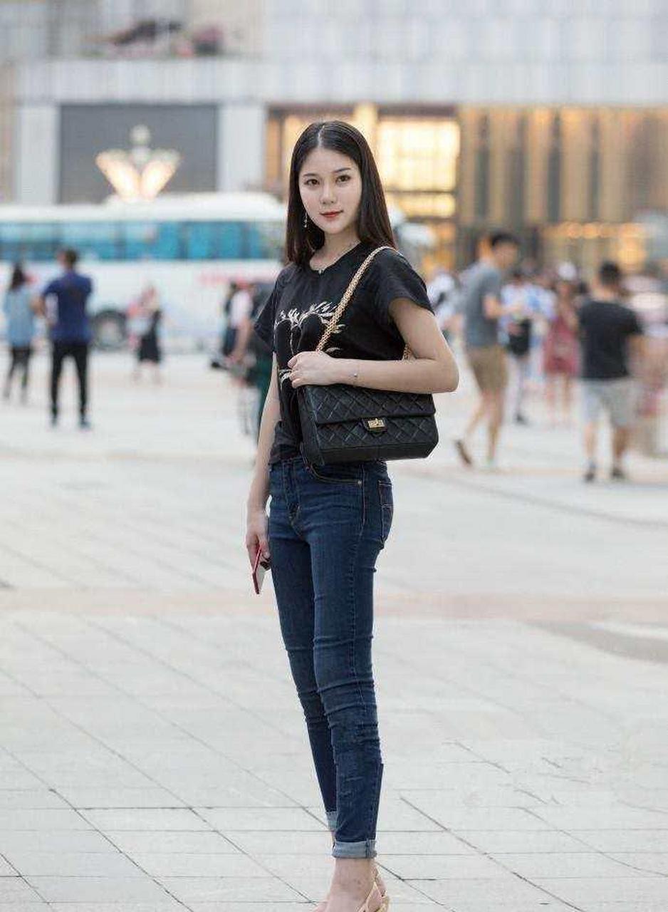 重庆街拍高颜值的美女都爱这么搭轻松打造女人成熟的魅力!