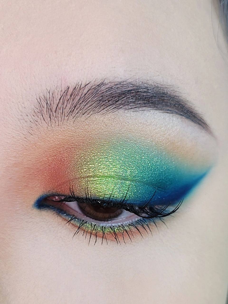 热带鱼色彩小烟熏眼妆 很简单的一个彩色画法 按照平常遮瑕截断的范围