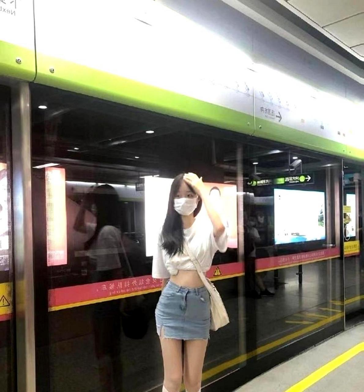 在空无一人的地铁里自拍了一张照片.
