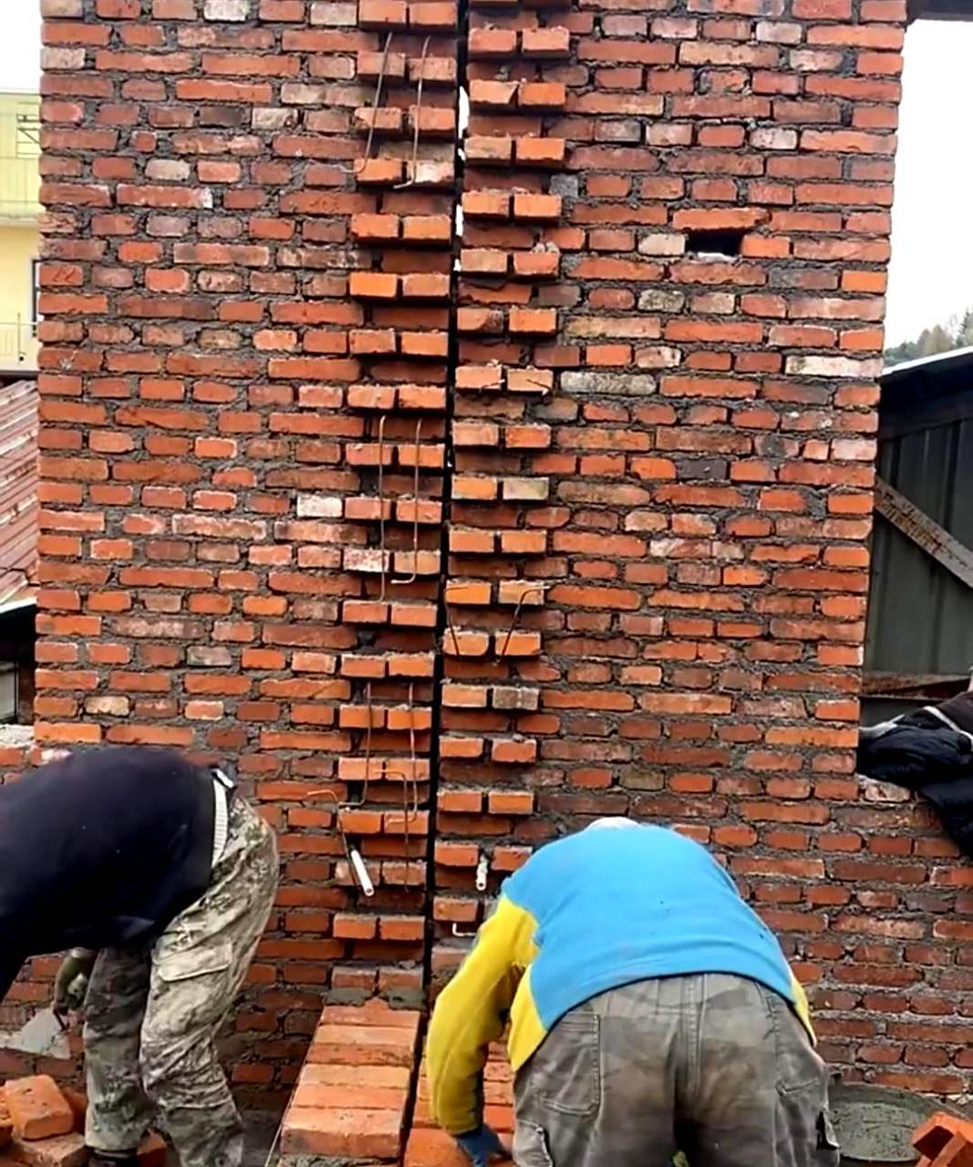 我认为双方应该商量一下,把两堵墙合并成一堵37墙,这样既省砖又省工.