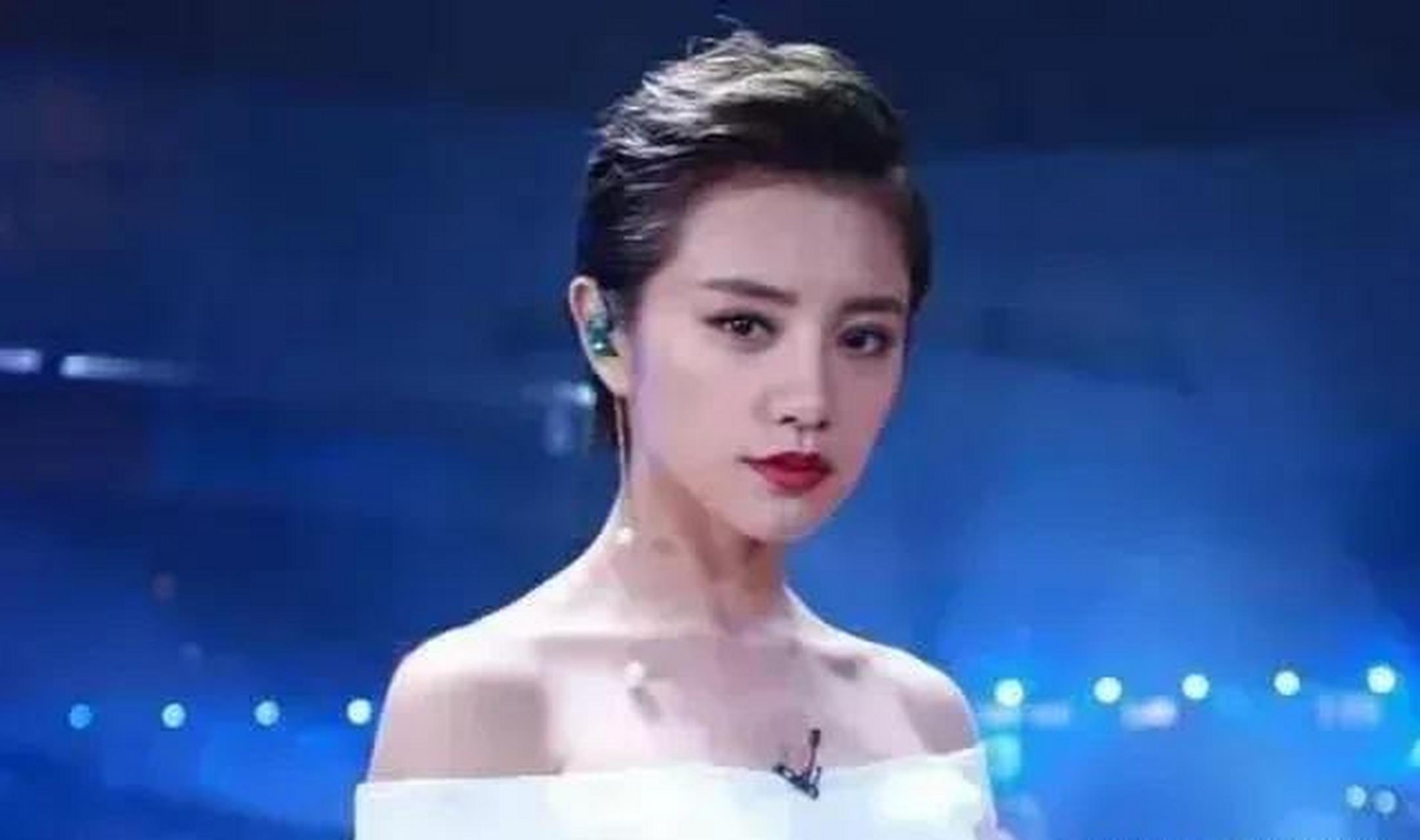 gif创作人# 女主持现场失误,少穿了一件衣服,张国立硬是60分钟没转头