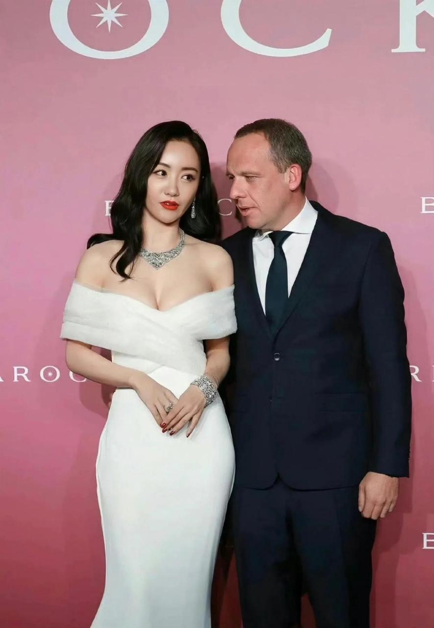 在一张照片中,佟丽娅,杨蓉和一个外国男人站在一起.