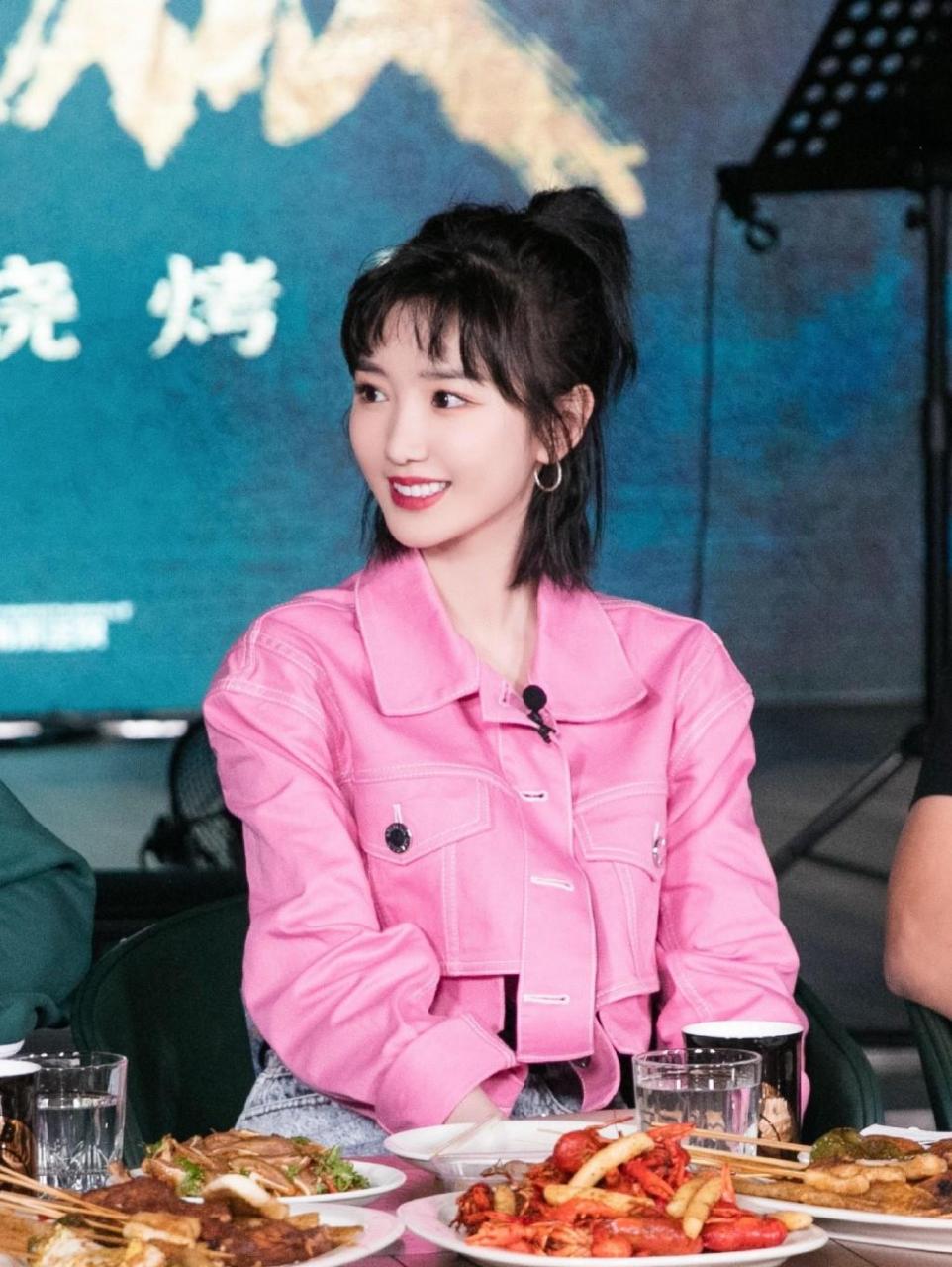 女神毛晓彤 粉色外套 时尚美照