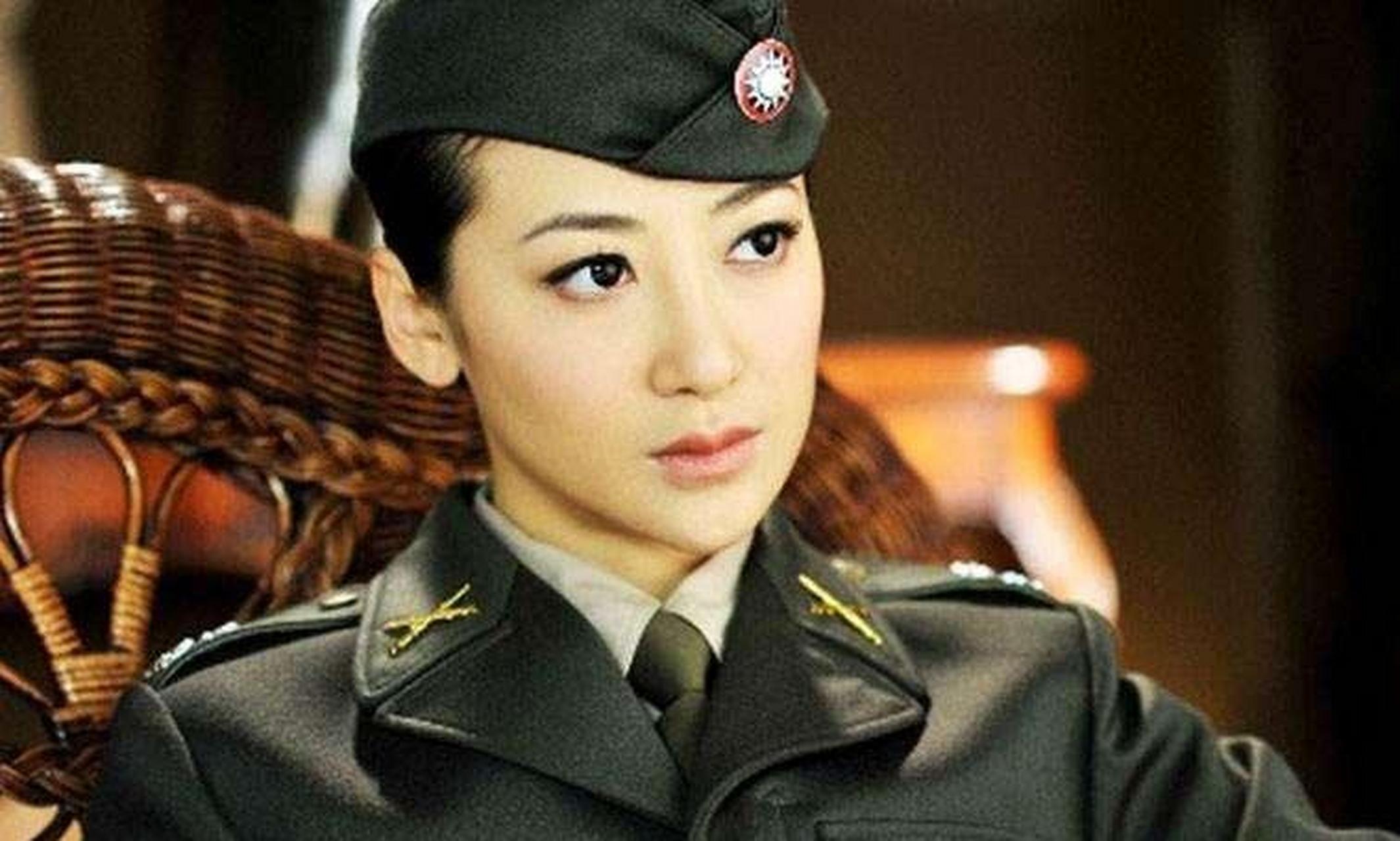 抗战时期,戴笠在重庆幽会情人陈华,见她貂皮大衣不错,于是笑道:"把