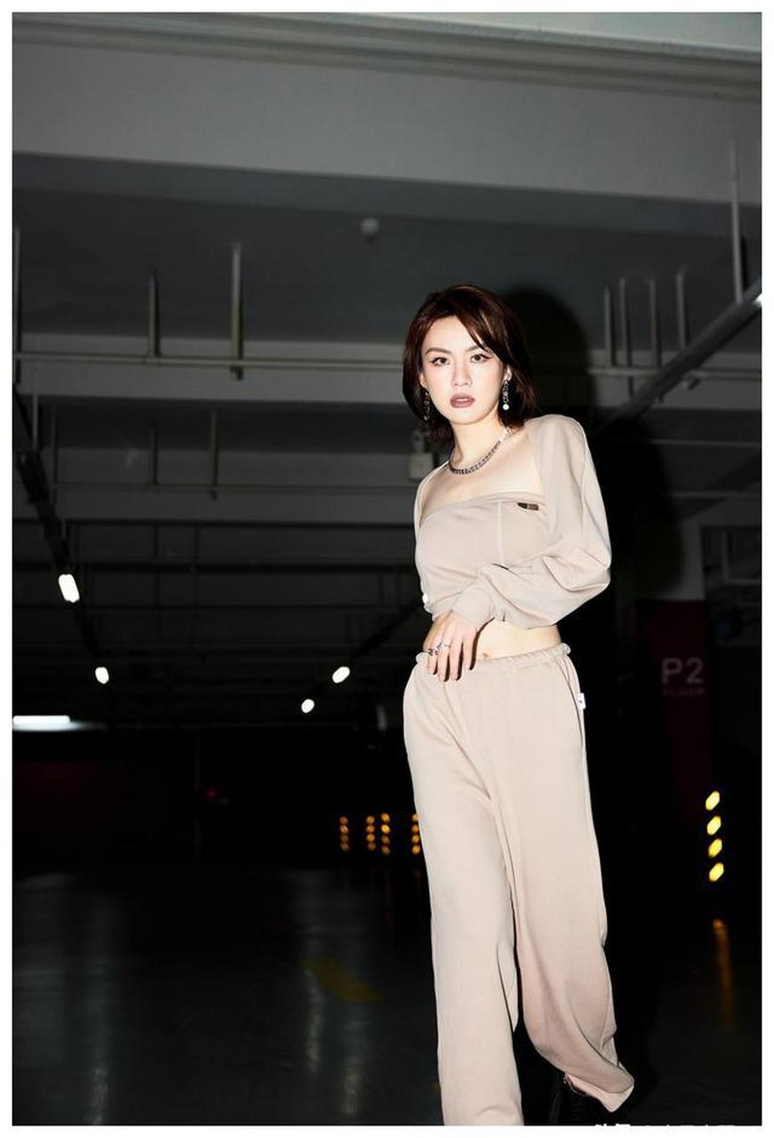 陈梓童肉色套装优雅写真