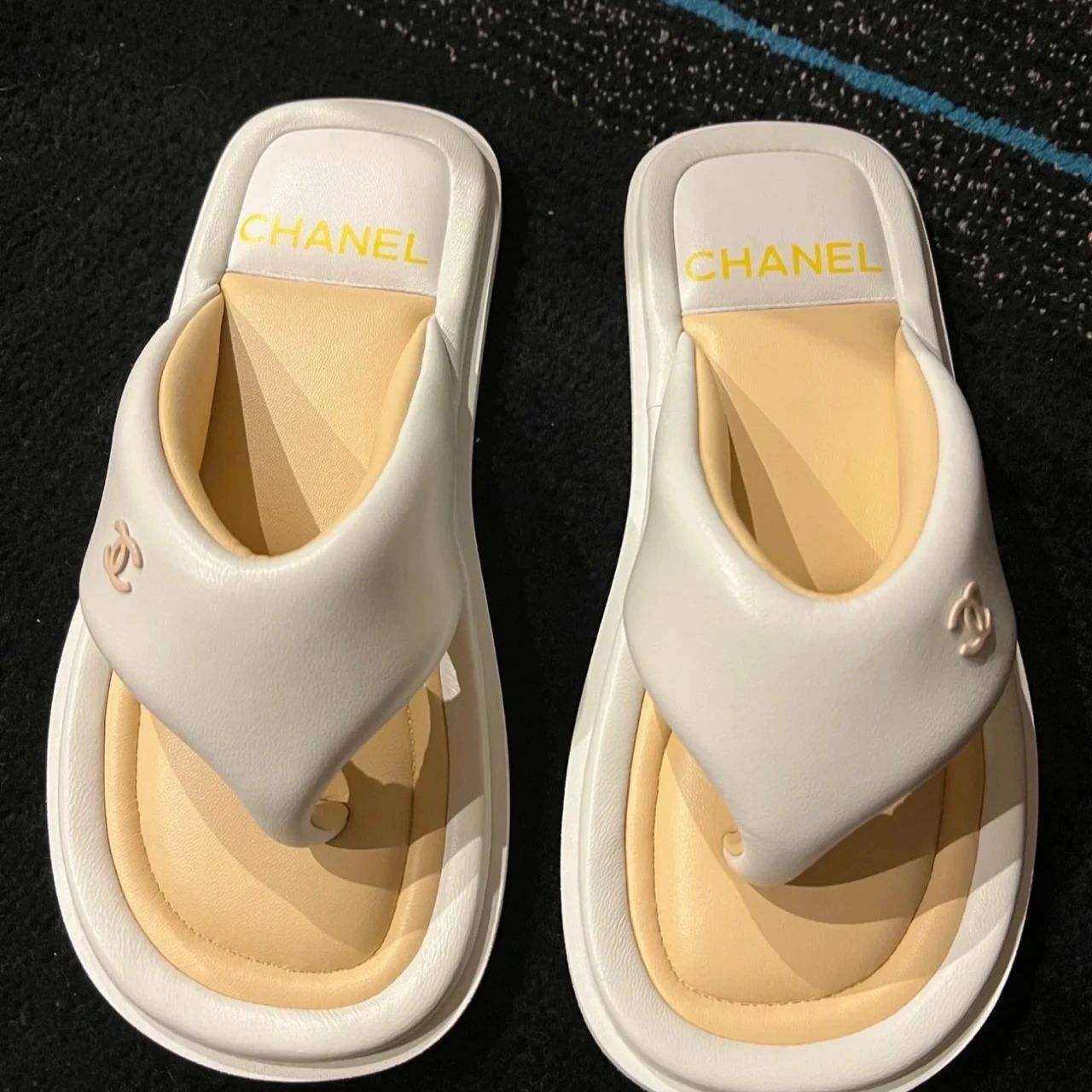 香奈儿22s面包人字拖绝绝子啊 夏天和拖鞋是绝配～要哪个颜色好啊