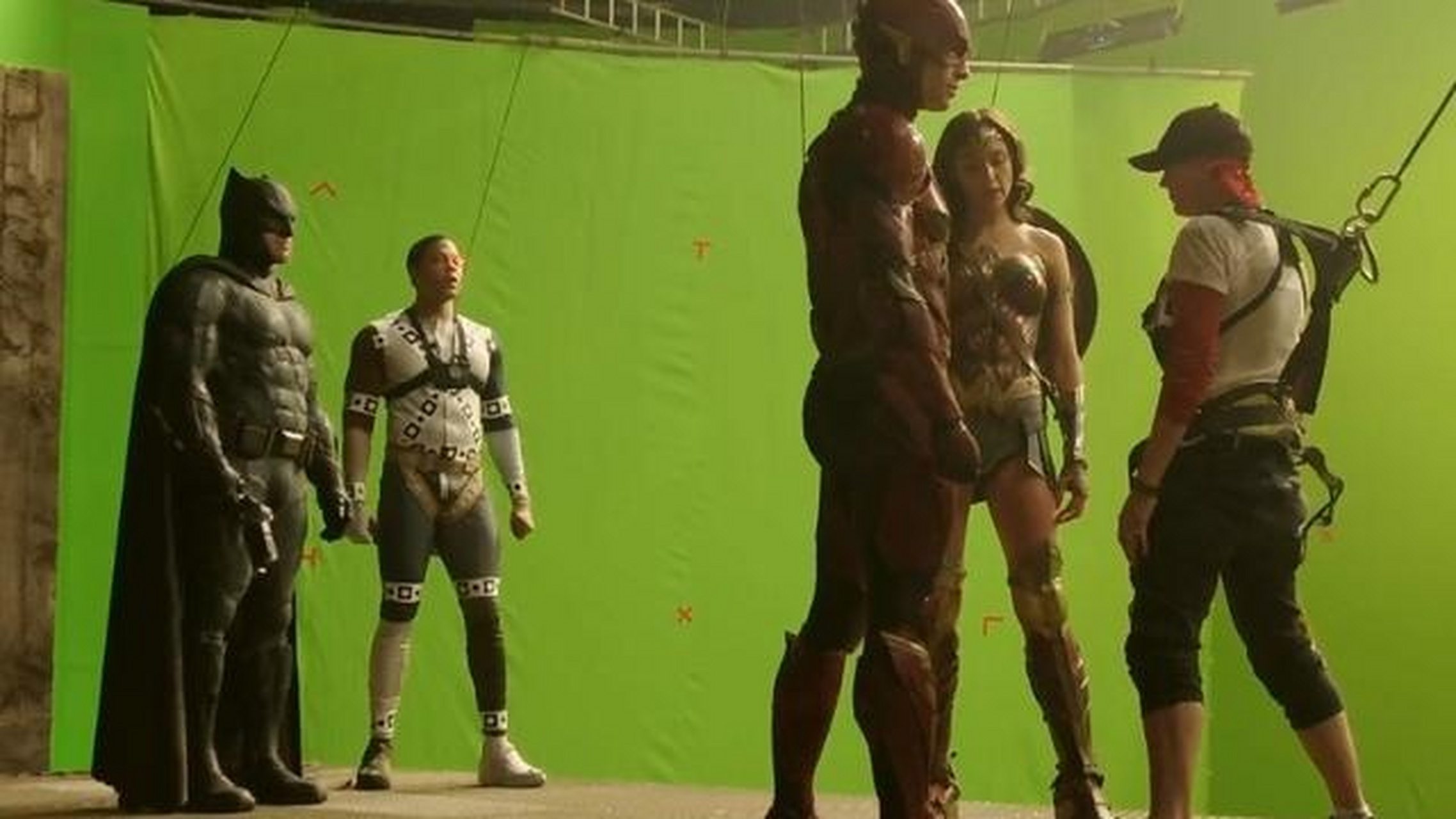 这就表明电影中,郑恺饰演的原子侠可能和钢骨的父亲有一起研究外星