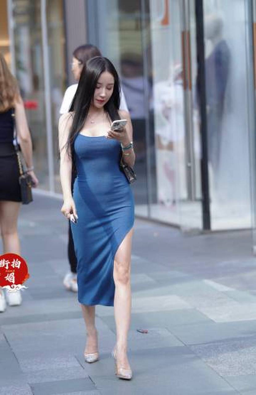 蓝色开叉修身连衣裙,侧面开叉的设计可以显得更加迷人.