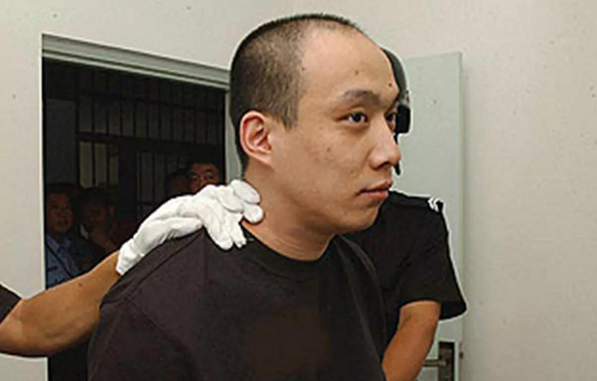 2005年9月14日,冷血悍匪王立华被执行死刑前照了一张照片!