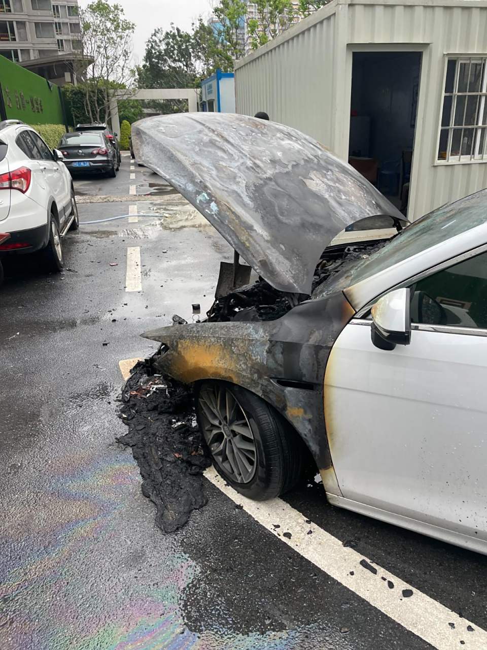 比亚迪秦自燃,车主要求退一赔三,比亚迪只能退购车款.