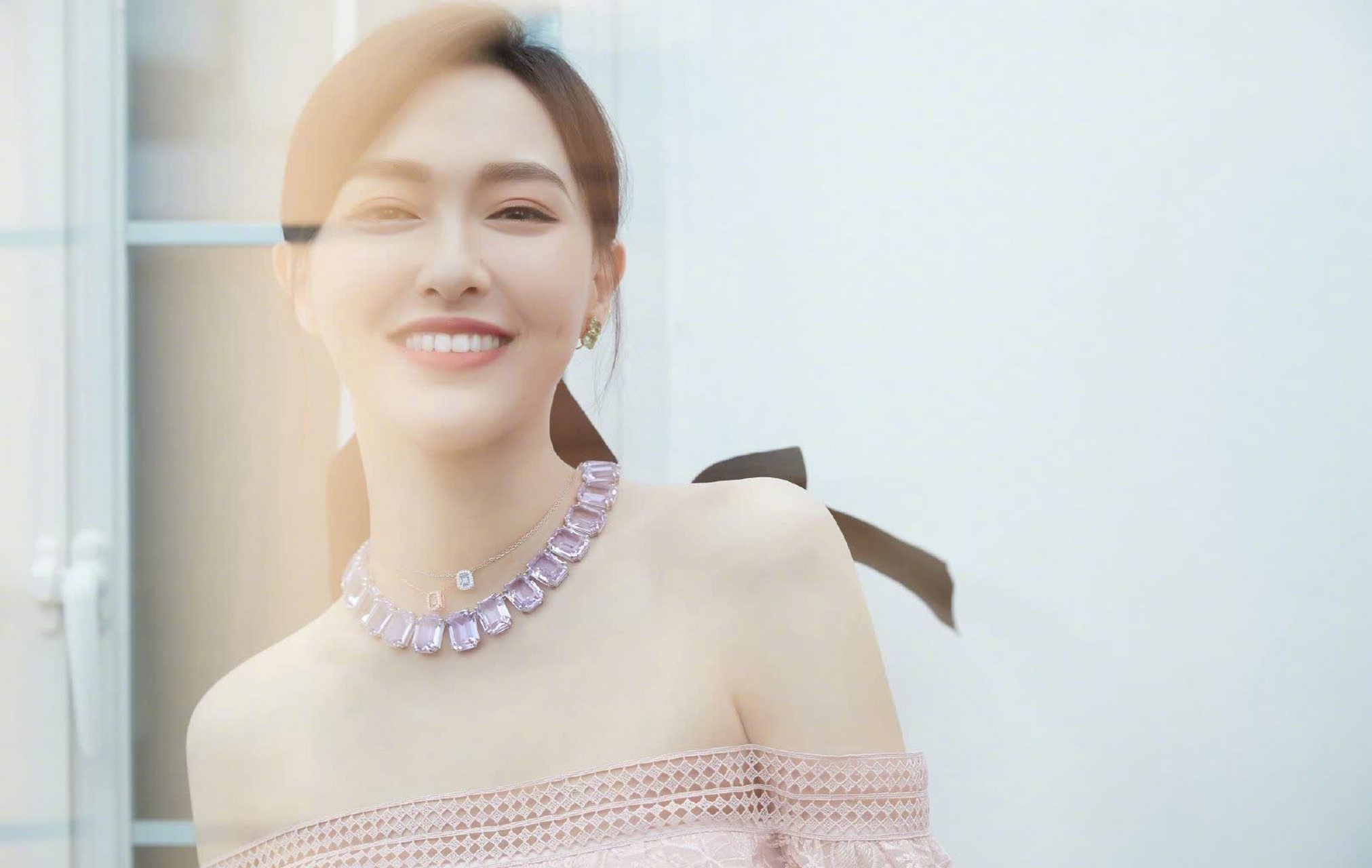 唐嫣身穿一字肩浅粉色连衣裙出席活动,扎着温柔的低马尾,沉稳可人.