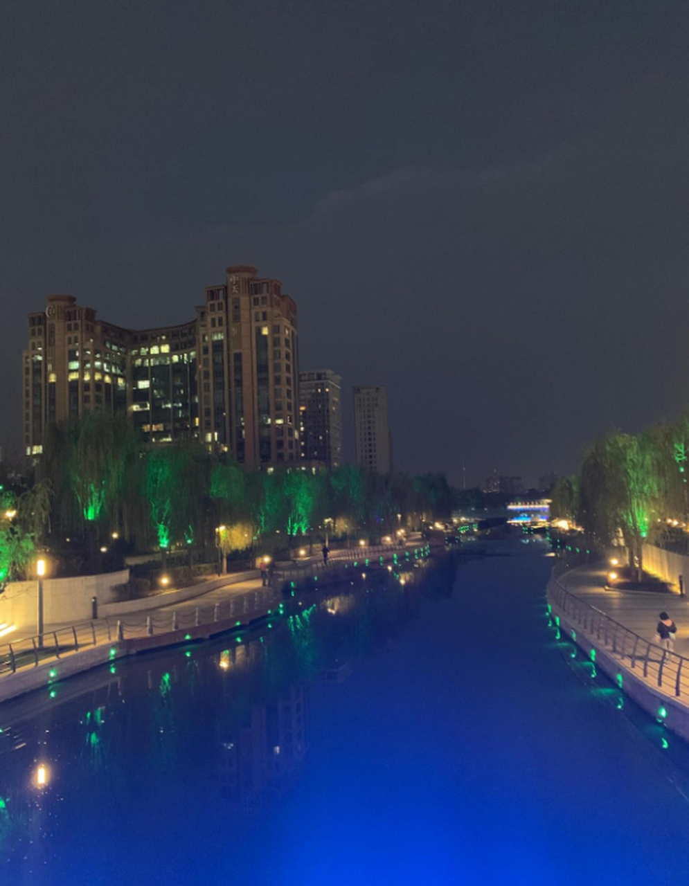 亮马河的夜景 霓虹灯的魅惑!