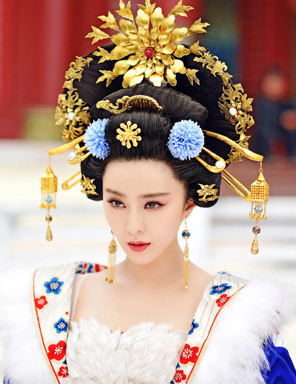 武则天初次侍寝时,才14岁,她看见一群太监伺候她沐浴更 衣,顿时吓坏了