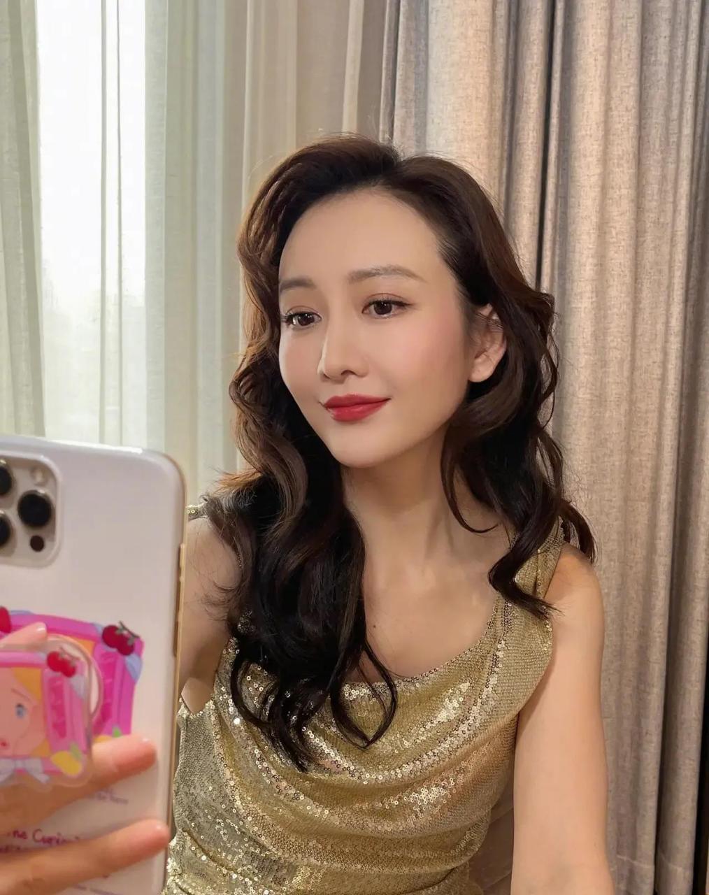 王鸥的身材真是太惊艳了,穿无袖堆堆领裙子纱裙洋气时髦,裙子上注入