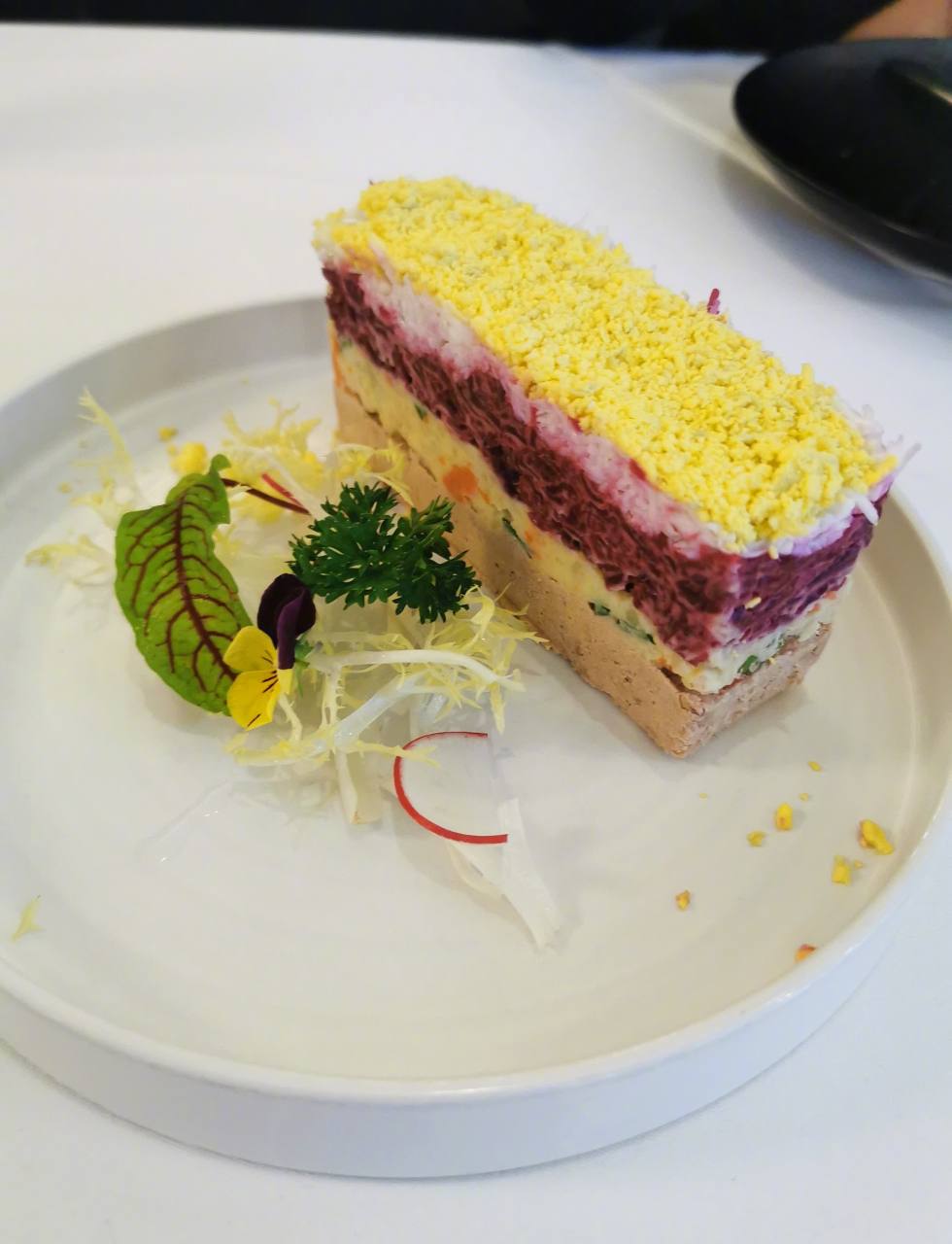 由于切碎的甜菜看起来像毛皮,俄罗斯人将这道俄罗斯传统菜肴命名"