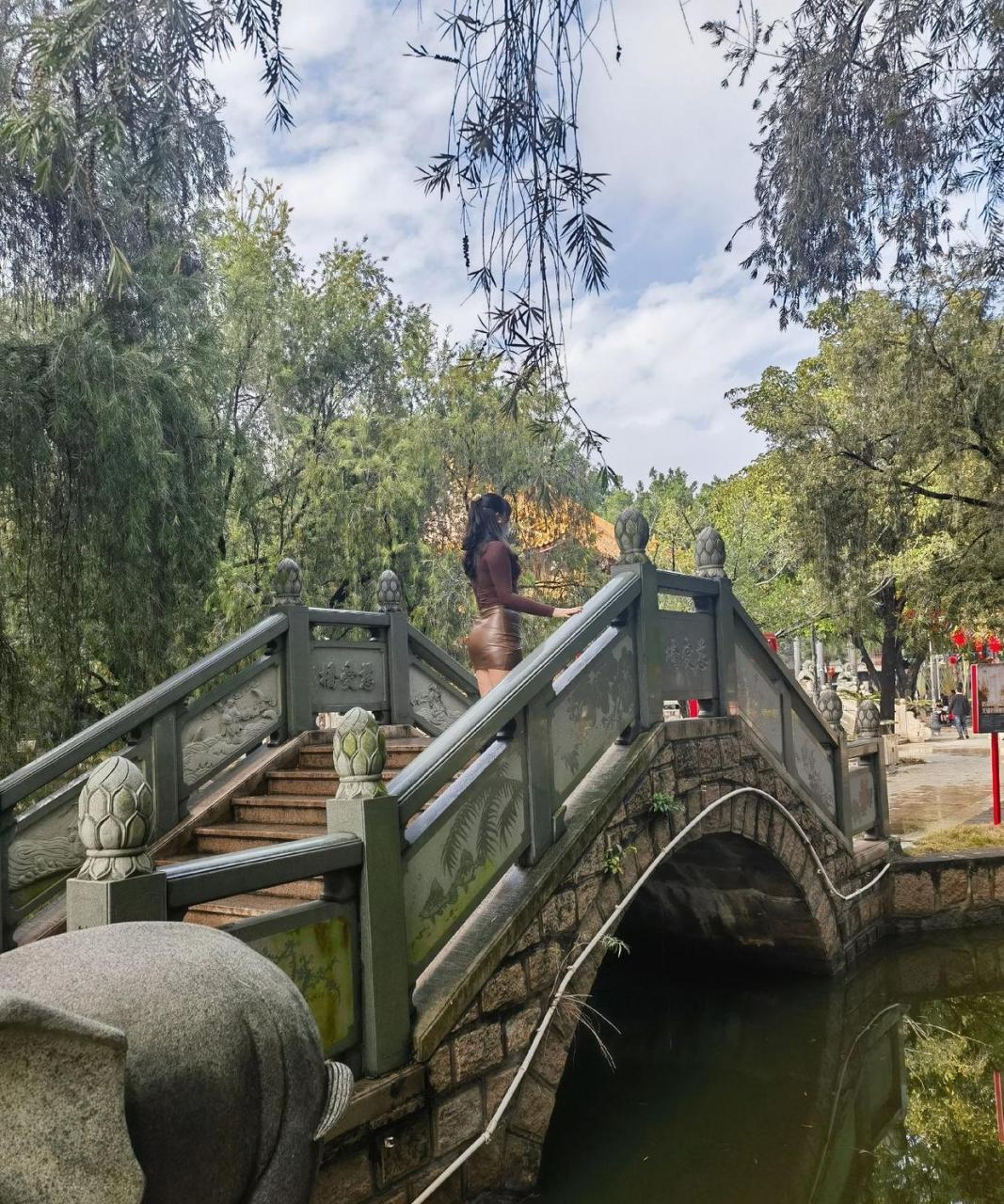 你在桥上看风景,看风景的人在桥下看你.