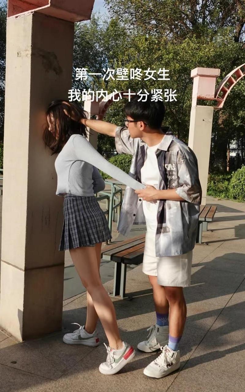 第一次壁咚女生,我内心十分紧张,估计她一辈子都会记得我.