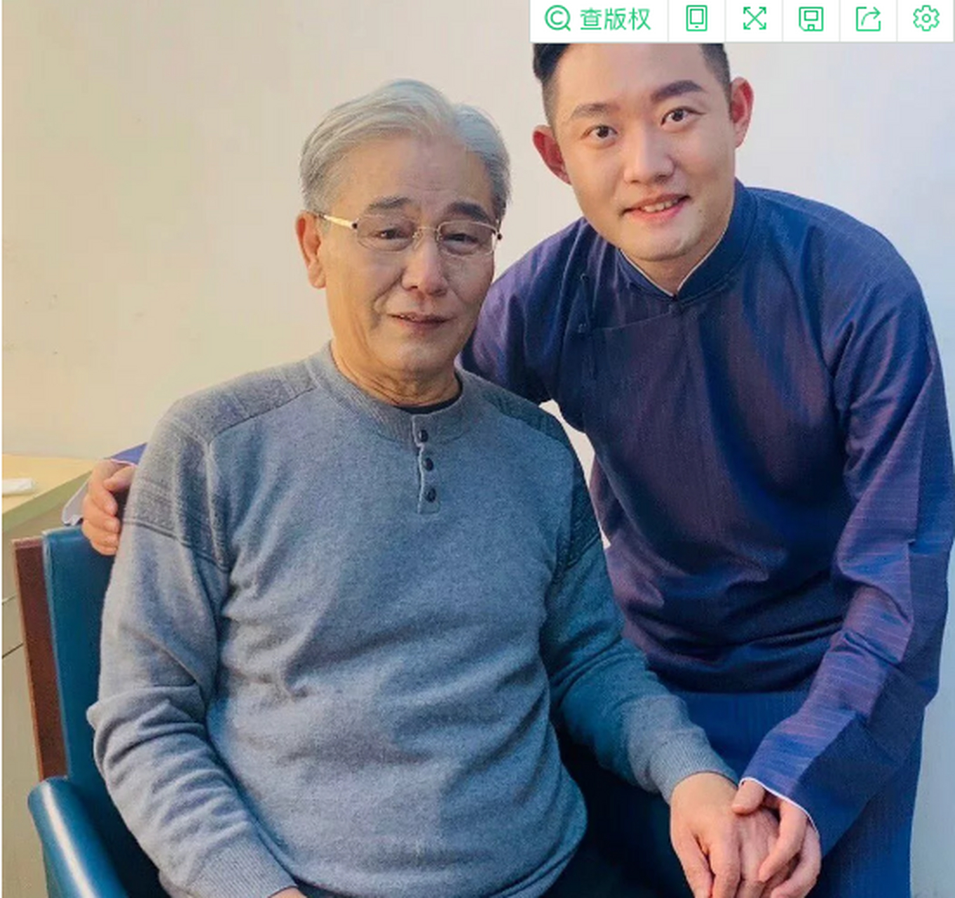 72岁相声大家赵伟洲罕见现身德云社相声春晚,与高峰合影气色不错