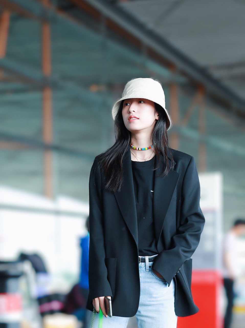 时髦小姐姐周雨彤私服穿搭look 这个项链的细节好看 和包包的颜色挺搭