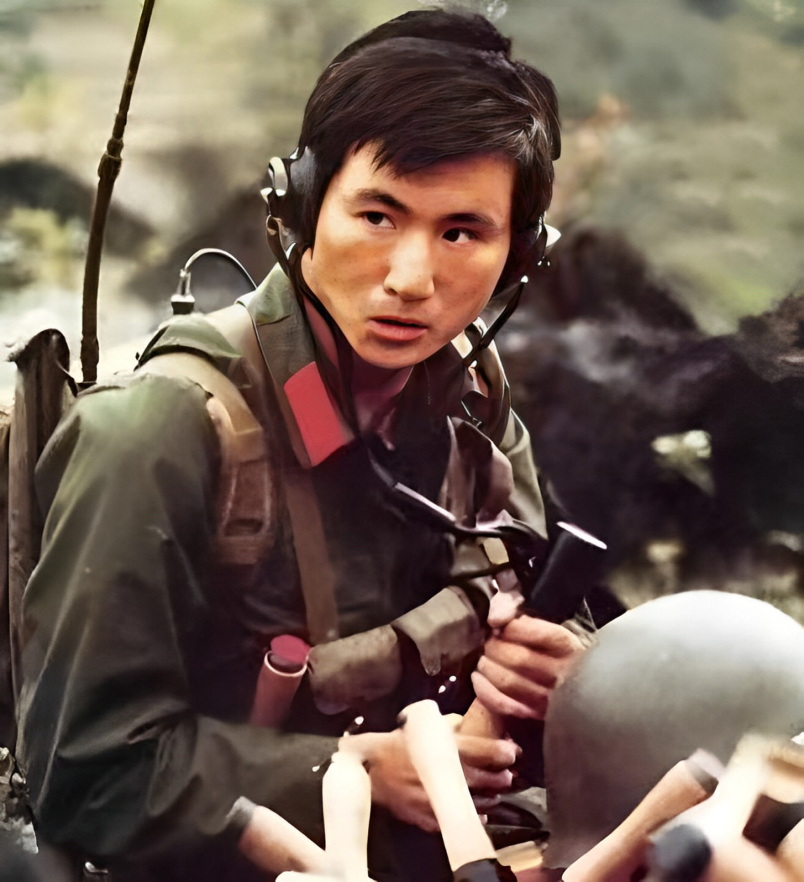 1984年,在反击战对越南的自卫行动中,英雄杨启良离开了老照片山,他在