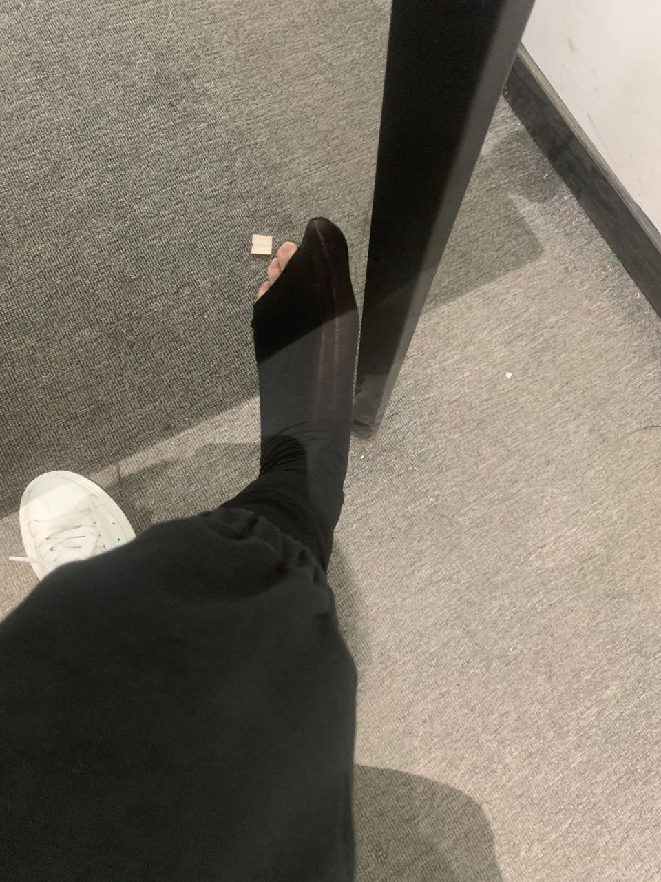 上班社恐到脚趾抠地,袜子扣漏了[捂脸]  #丝袜