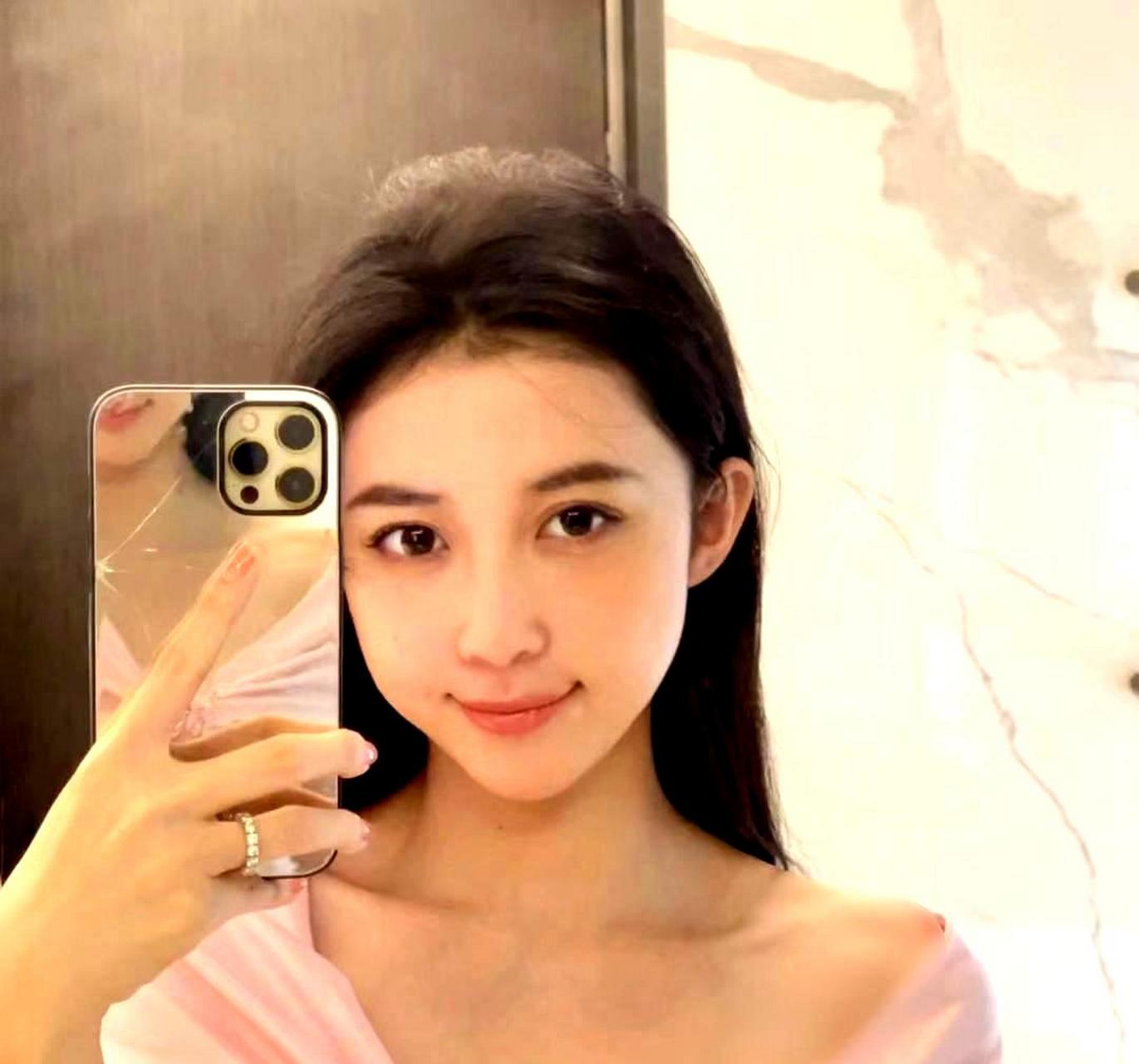 潘玮柏的妻子晒出了自拍照,而宣云参加完何超莲的婚礼后回来显得憔悴