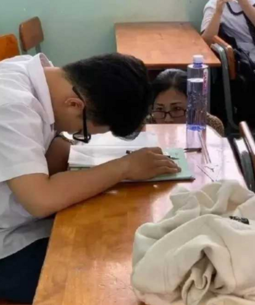 来自班主任的死亡凝视![抠鼻]