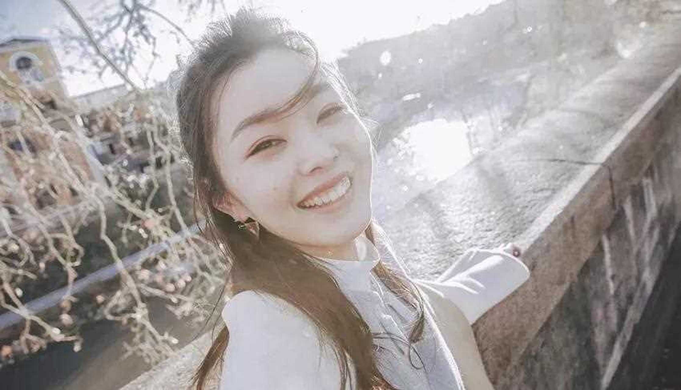 宋轶逆光街拍曝光 恬静温婉宛若画中人