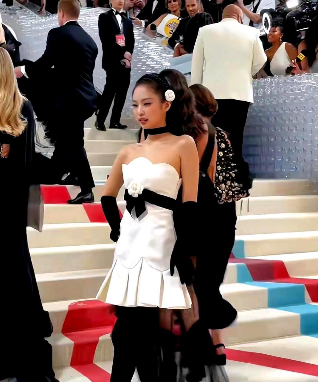 金珍妮香奈儿的发型搭配山茶花,更加突显了纯白色.