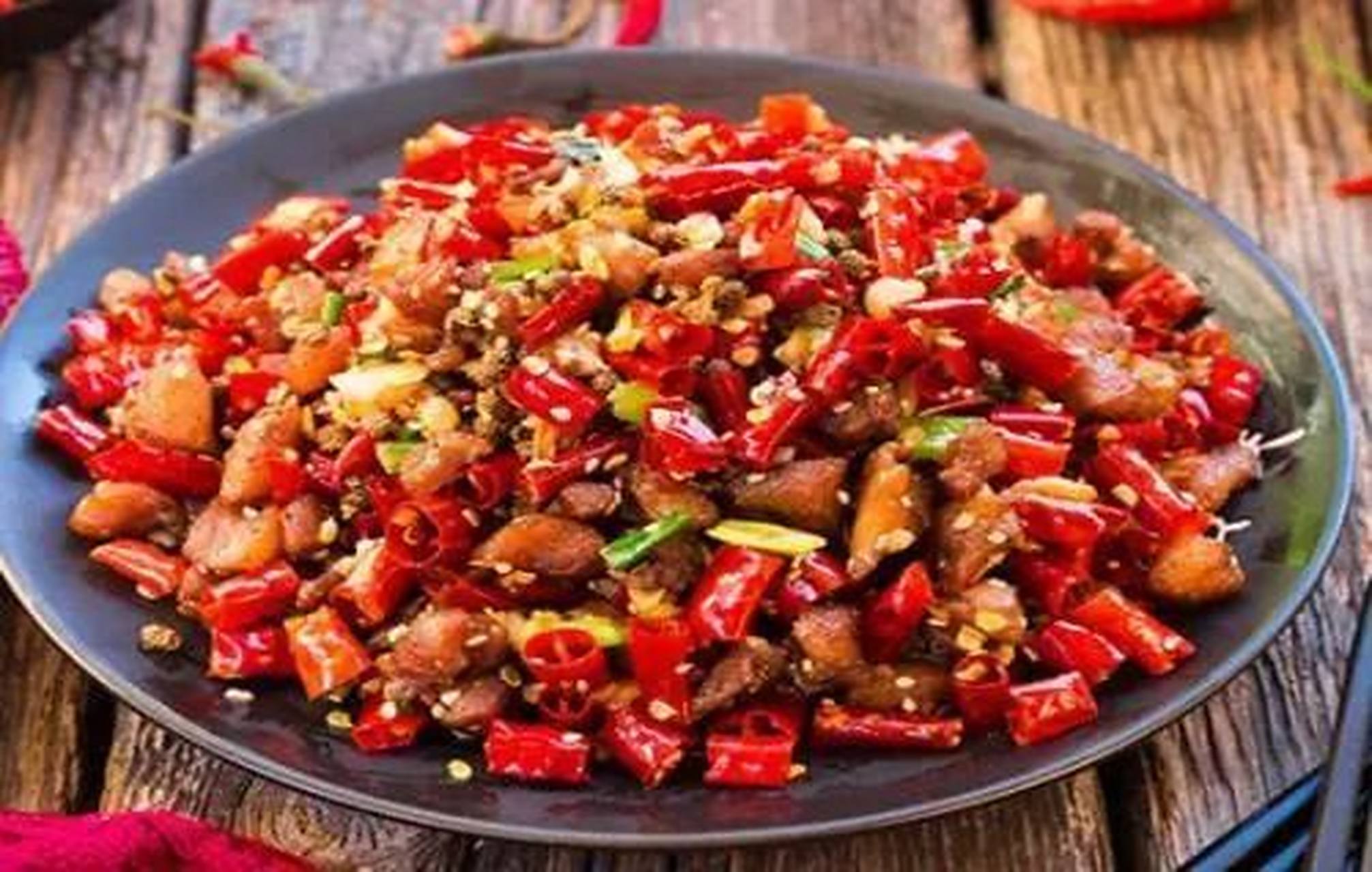 满满的一大盘端上来,看着口水直流,鸡肉切成一小块一小块,隐藏在红红