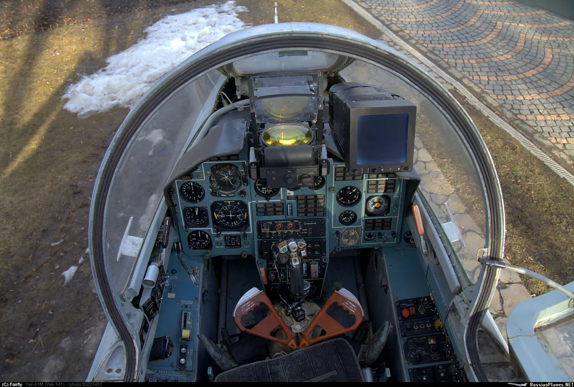 俄罗斯雅克141战斗机的座舱,上世纪90年代初,这样的座舱对于我们而言