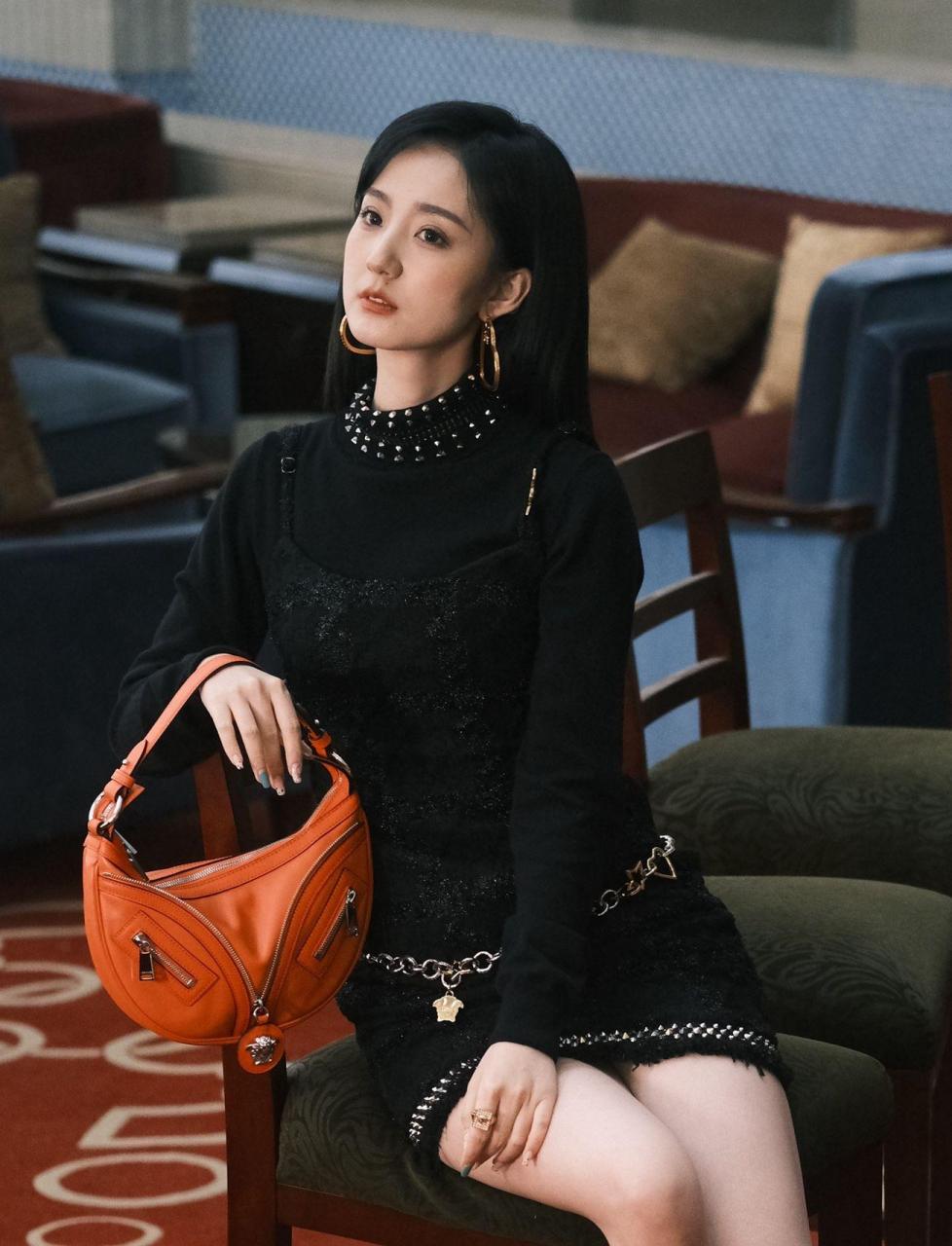 "许晓诺"性感撩人写真,一袭黑色连衣裙大秀美腿,太吸睛了