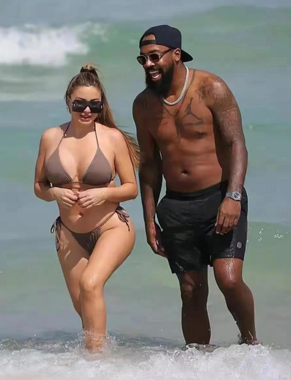 48岁的拉尔萨·皮蓬和比自己小17岁的男友马库斯·乔丹,在海边沙滩上