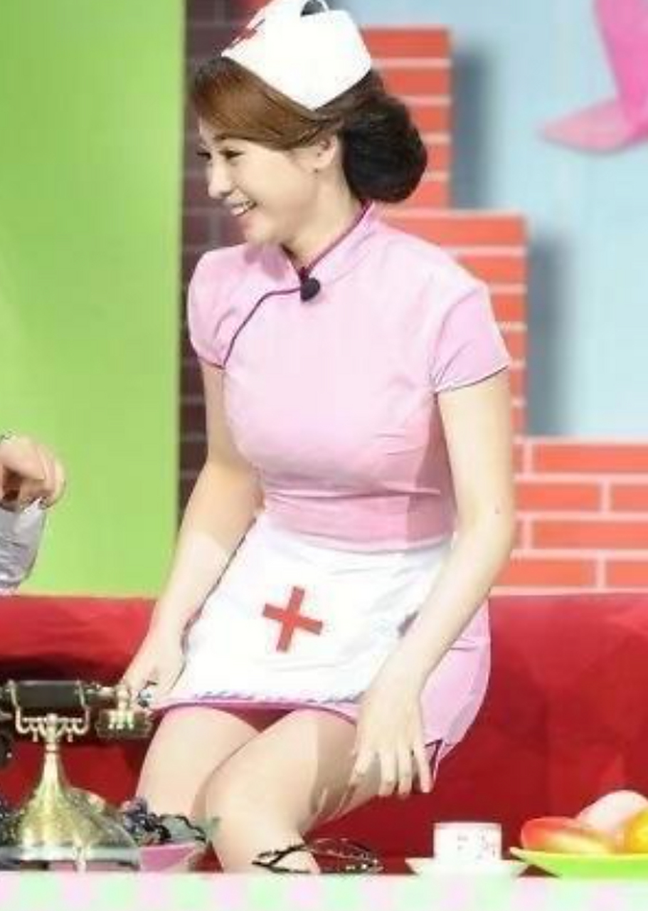 柳岩演小品穿的护士装,和现实中的护士着装差别太大了,不知道导演怎么