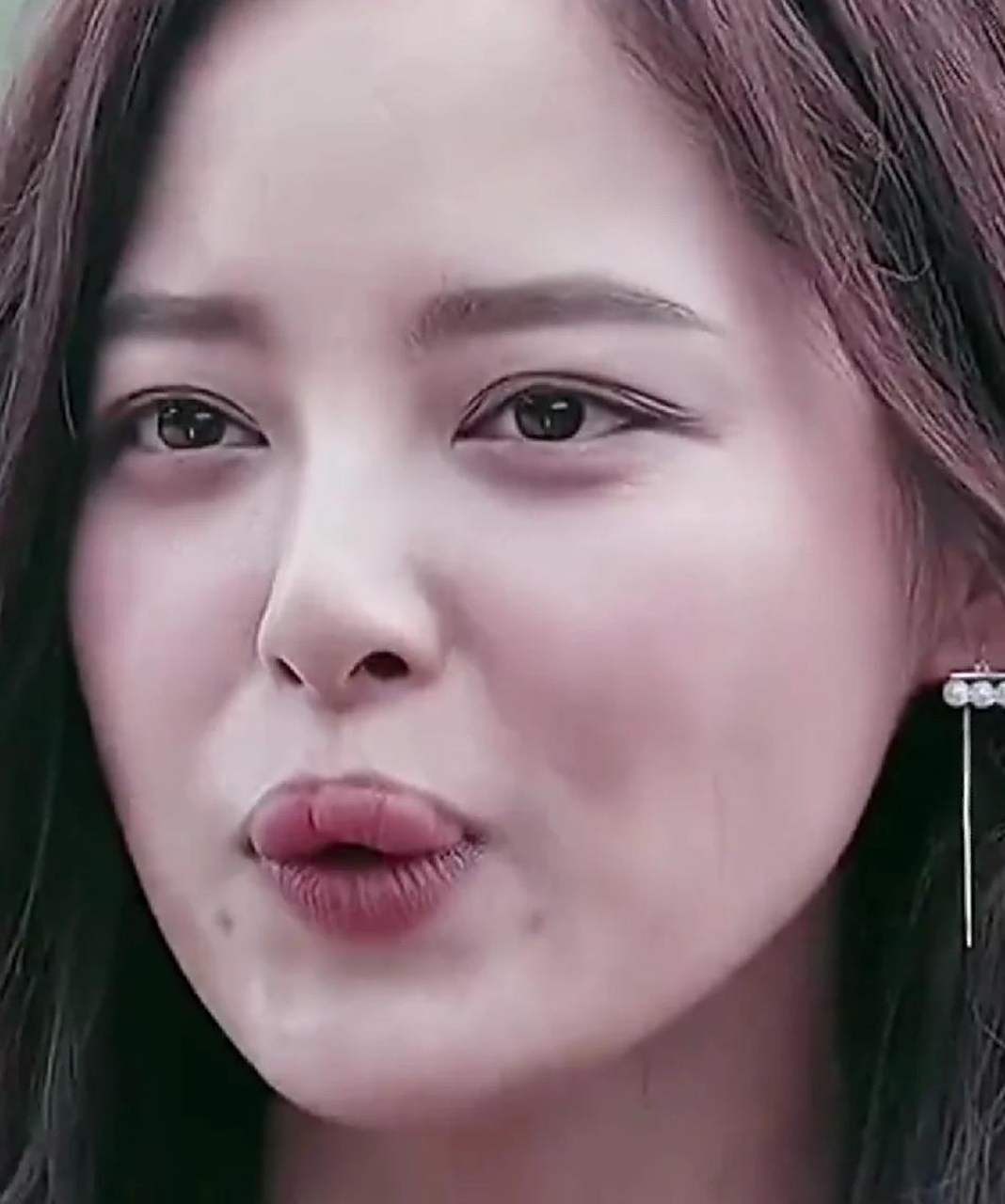 辛芷蕾这个唇型,特别挑妆造,化好了,很美,化不好,就忒奇怪!