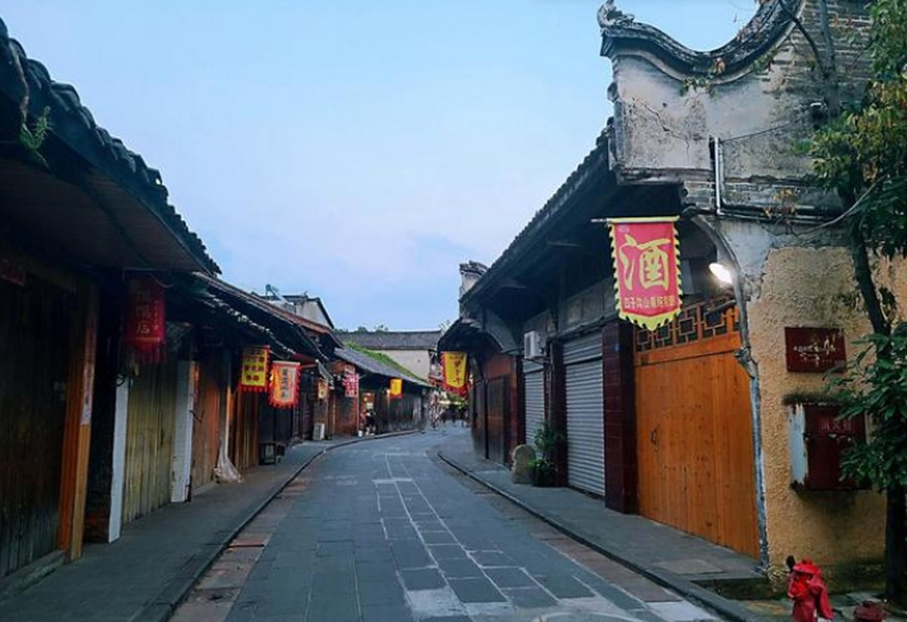 成都新场古镇位于大邑县,是成都未被过度商业化开发的古镇之一.