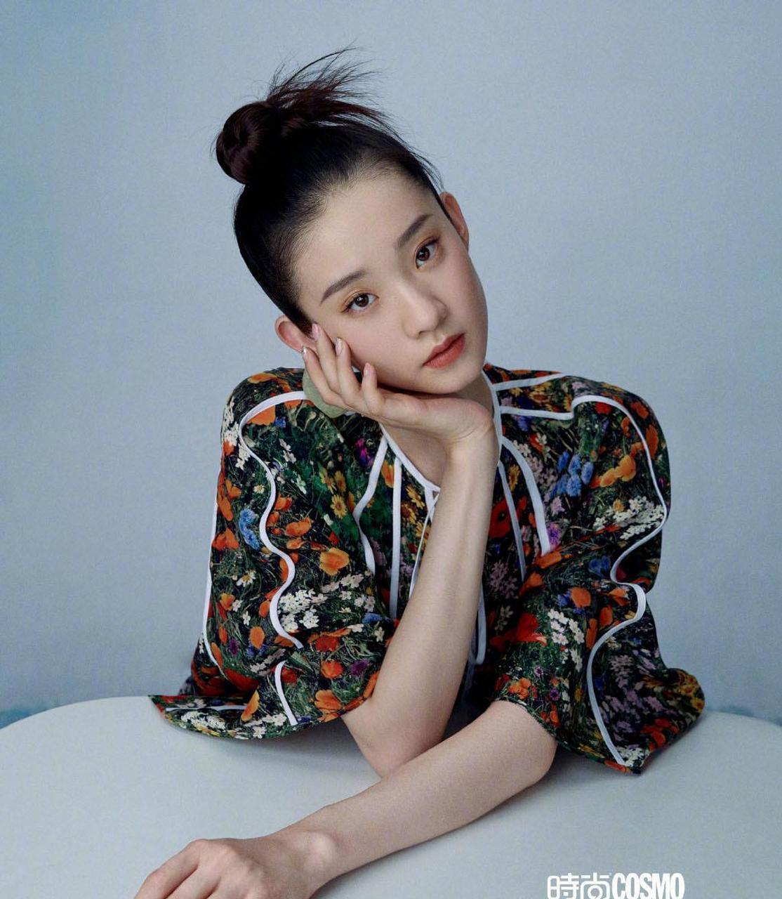 张艺凡碎花裙时尚写真图片