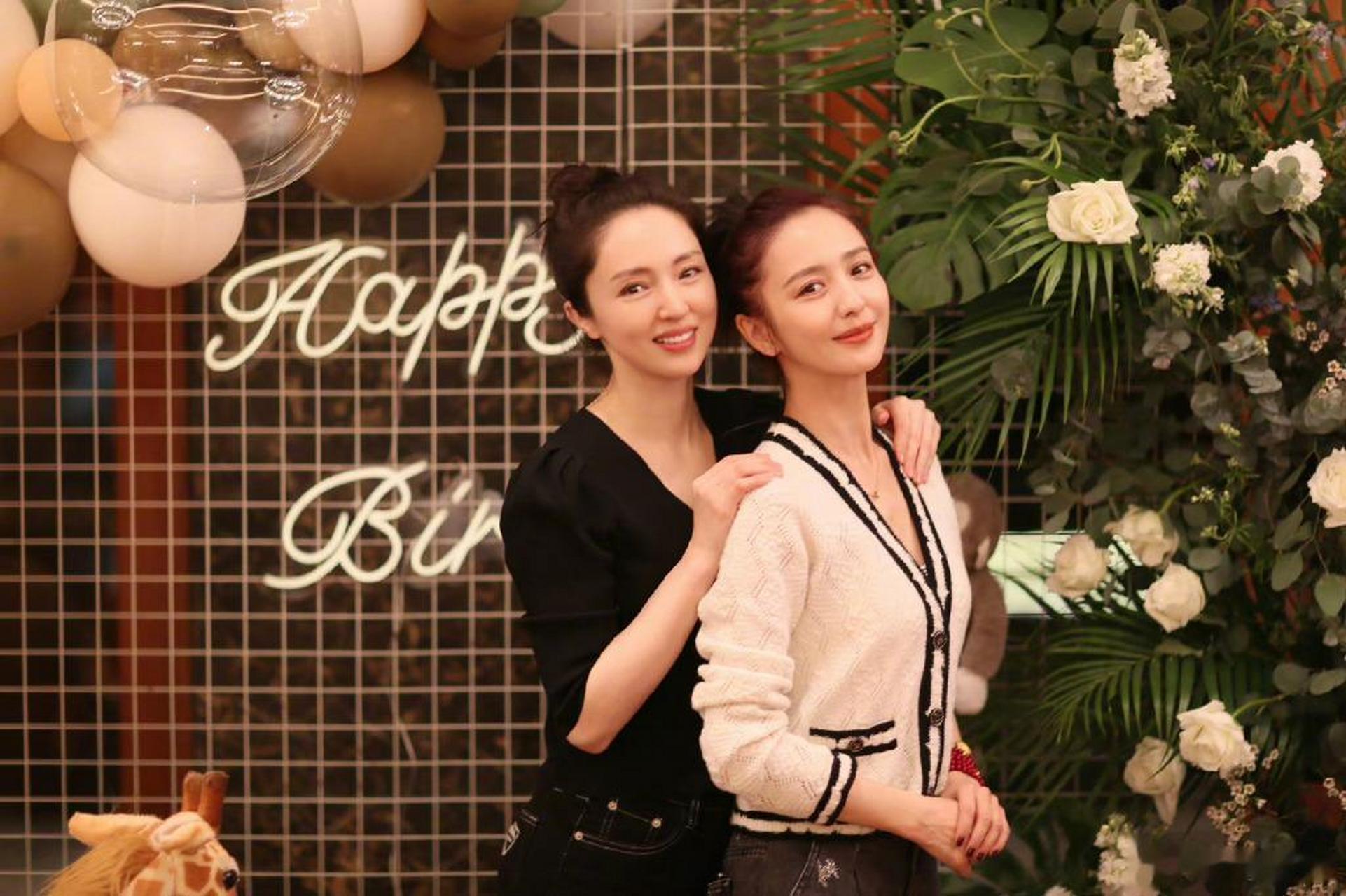 佟丽娅晒和董璇的合照# 想必佟丽娅与董璇的友情一定是非常的好,看到