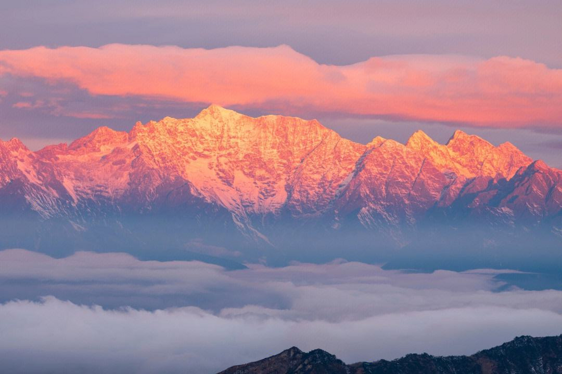 四川雅安牛背山,山顶海拔3600米,因山顶一面悬崖有巨石突出酷似牛头