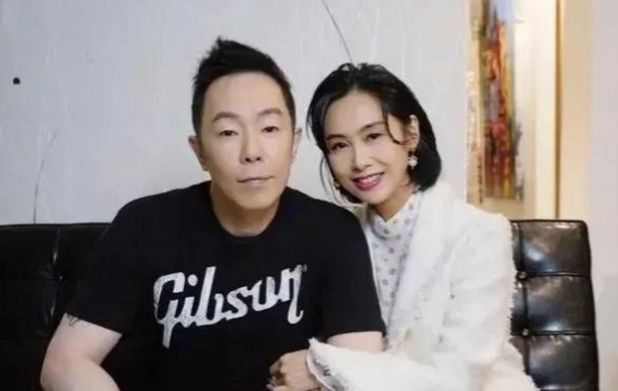 紫霞仙子朱茵和黄贯中这对"神仙眷侣",竟因一条小狗走到了一起,现在已